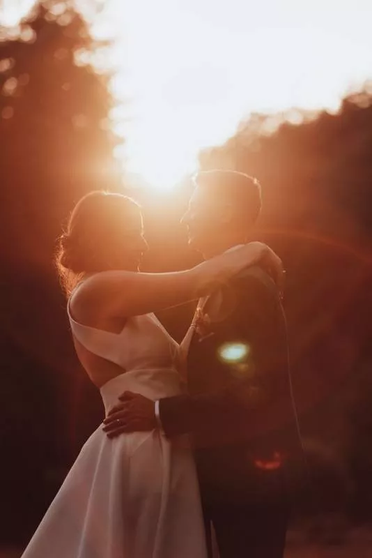 Photos de couple à la golden hour – Photographe de mariage dans le Doubs, Besançon, TAILS PHOTOGRAPHIE