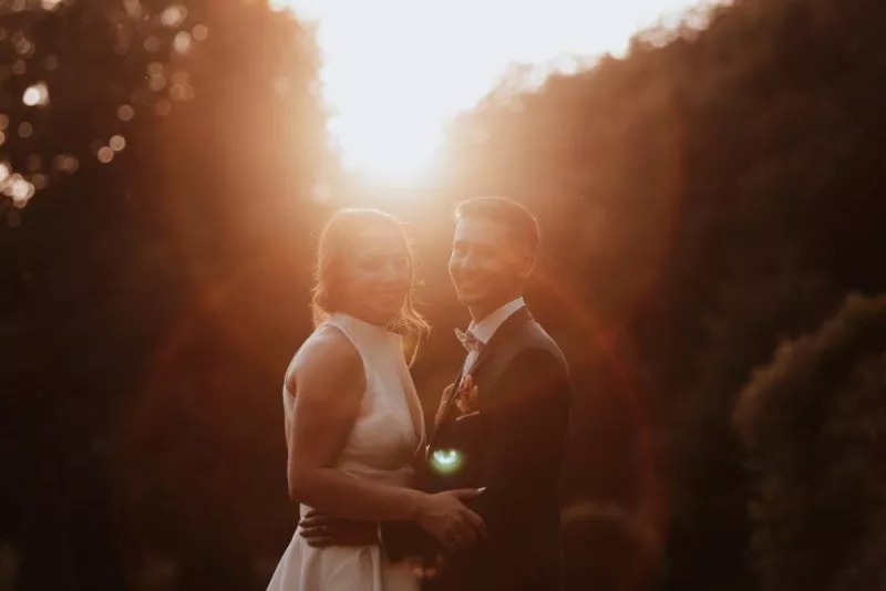 Photos de couple à la golden hour – Photographe de mariage dans le Doubs, Besançon, TAILS PHOTOGRAPHIE