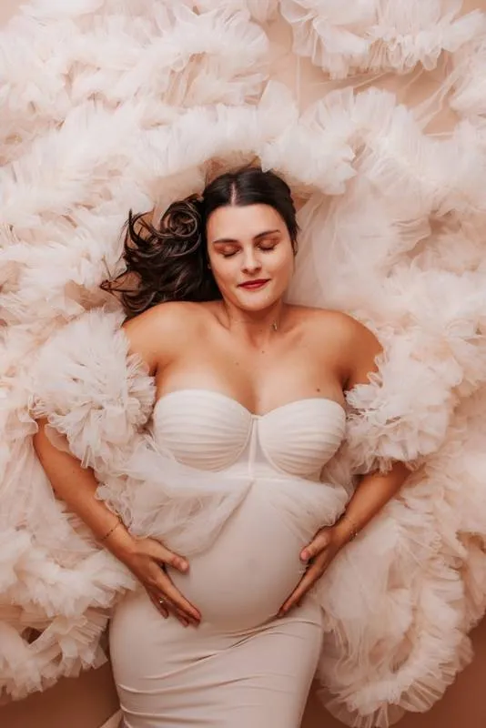 Shooting photo grossesse avec robes de créateurs en studio à Besançon, Besançon, TAILS PHOTOGRAPHIE