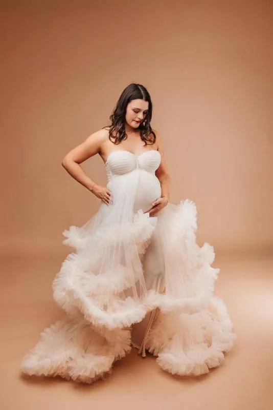 Shooting photo grossesse avec robes de créateurs en studio à Besançon, Besançon, TAILS PHOTOGRAPHIE