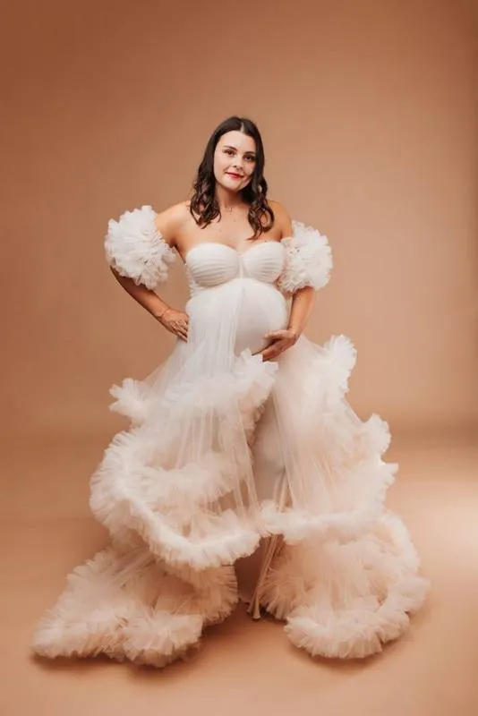 Shooting photo grossesse avec robes de créateurs en studio à Besançon, Besançon, TAILS PHOTOGRAPHIE
