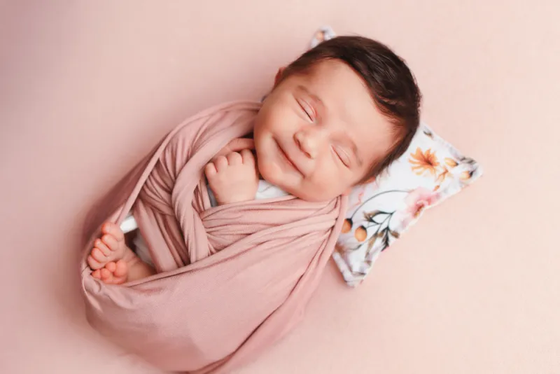 Photographe pour shooting photo naissance en famille à Besançon : TAILS PHOTOGRAPHIE vous présente ses dernières réalisations.   Contactez moi pour immortaliser ce moment unique avec des photos qui feront fondre votre cœur !