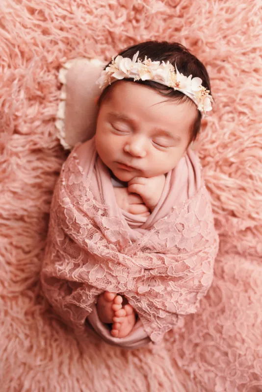 Photographe pour shooting photo naissance en famille à Besançon : TAILS PHOTOGRAPHIE vous présente ses dernières réalisations.   Contactez moi pour immortaliser ce moment unique avec des photos qui feront fondre votre cœur !