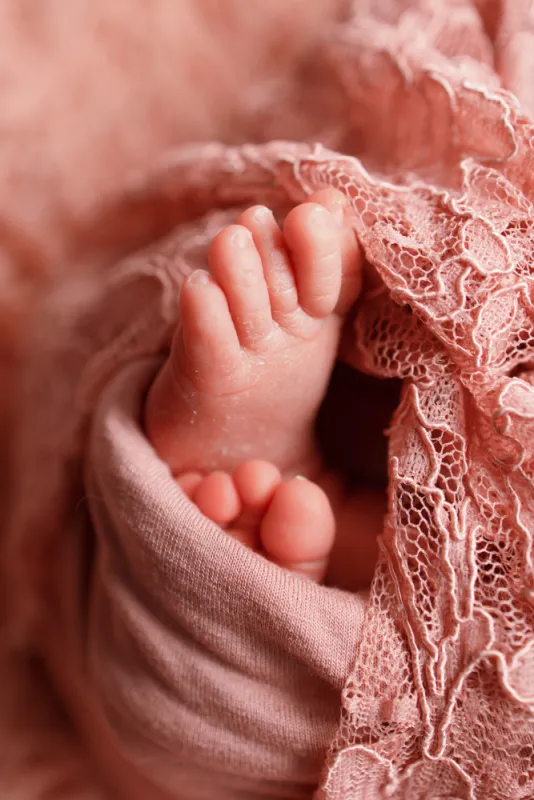 Photographe pour shooting photo naissance en famille à Besançon : TAILS PHOTOGRAPHIE vous présente ses dernières réalisations.   Contactez moi pour immortaliser ce moment unique avec des photos qui feront fondre votre cœur !