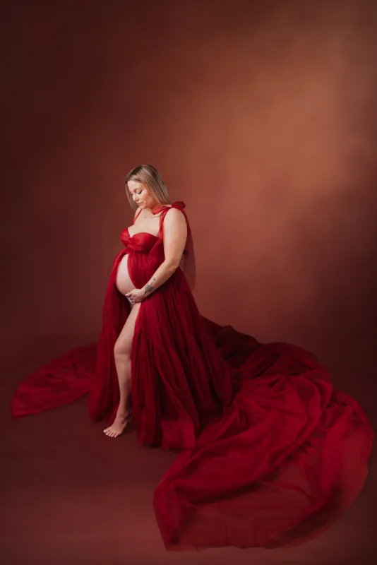 Shooting photo grossesse romantique en studio à Besançon