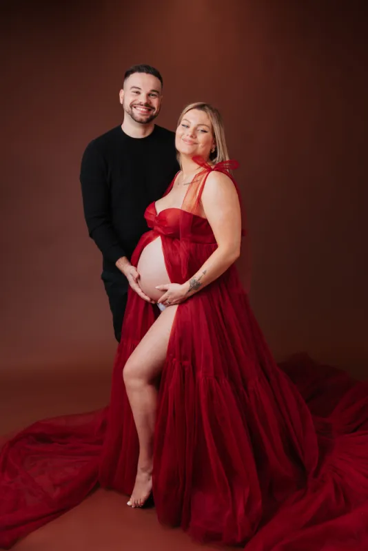 Shooting photo grossesse romantique en studio à Besançon