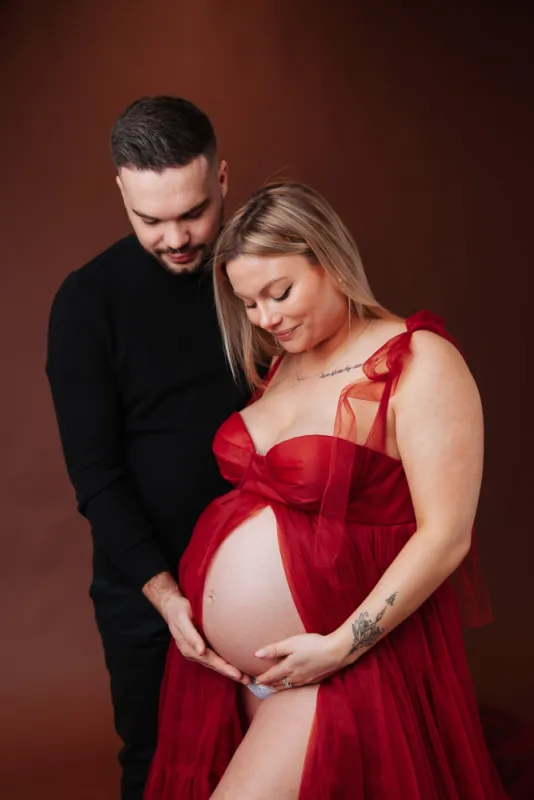 Shooting photo grossesse romantique en studio à Besançon