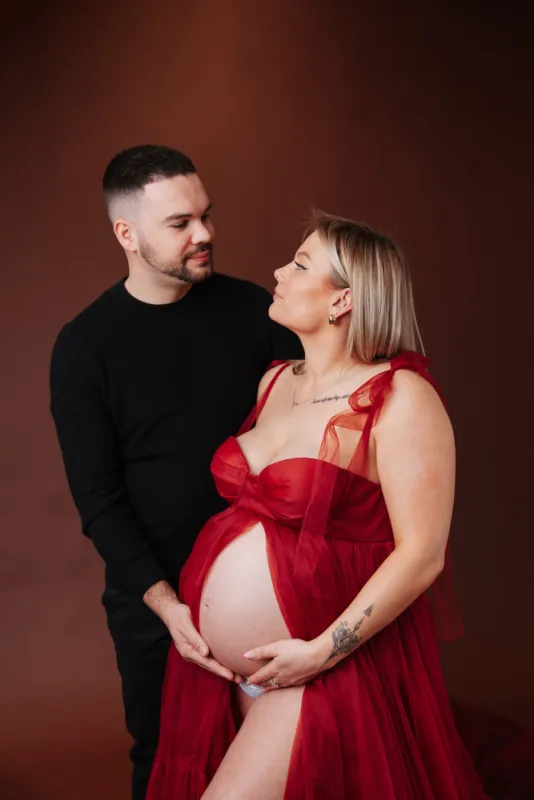 Shooting photo grossesse romantique en studio à Besançon