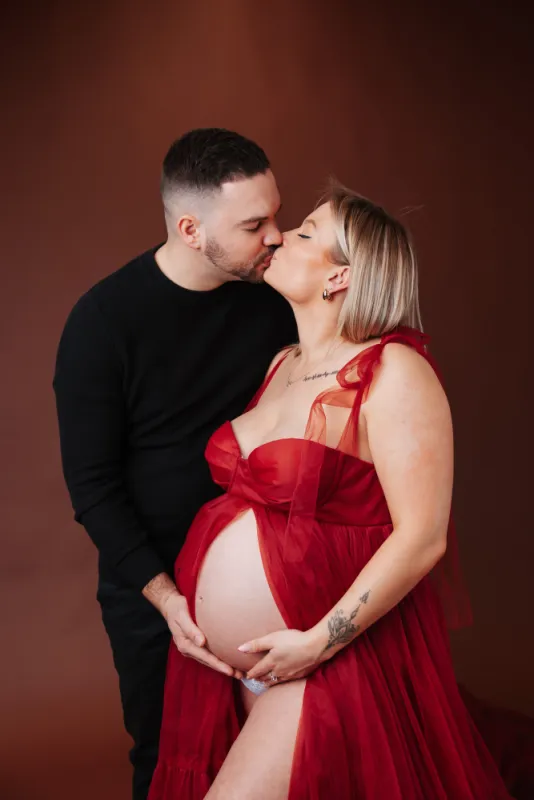 Shooting photo grossesse romantique en studio à Besançon