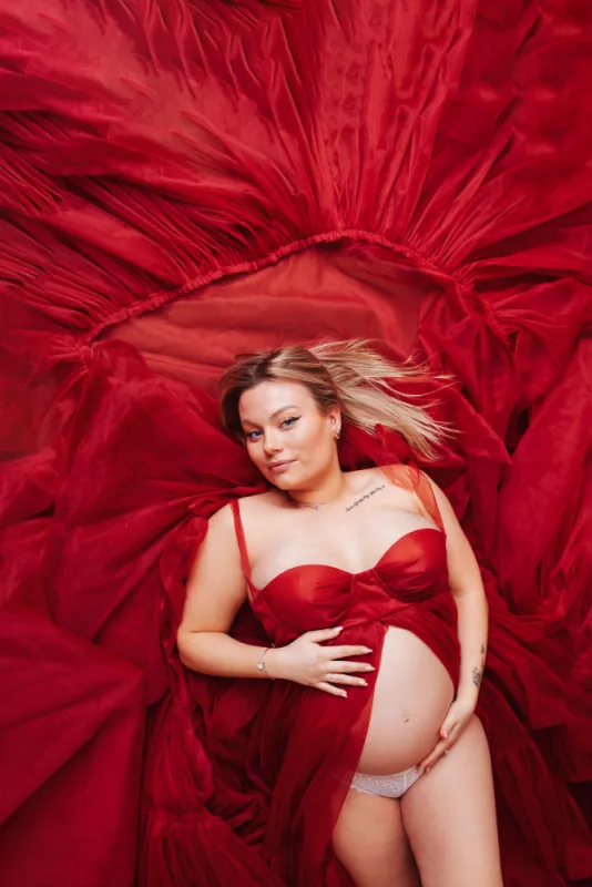 Shooting photo grossesse romantique en studio à Besançon