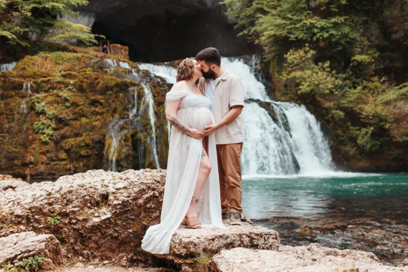 Shooting photo grossesse avec cascade en Franche-Comté