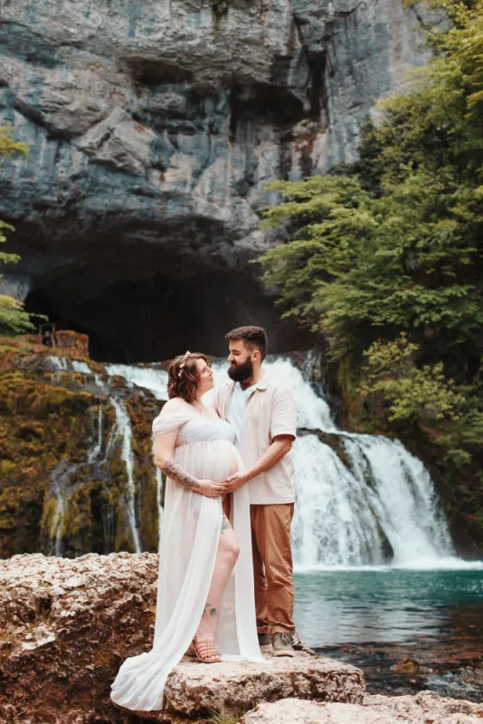 Shooting photo grossesse avec cascade en Franche-Comté