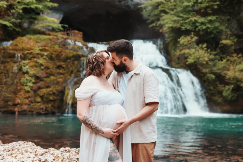 Shooting photo grossesse avec cascade en Franche-Comté