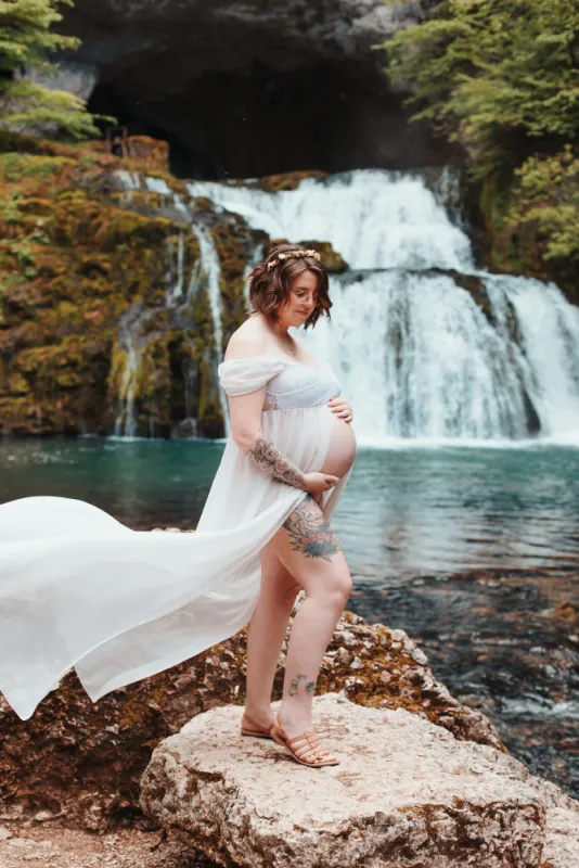 Shooting photo grossesse avec cascade en Franche-Comté