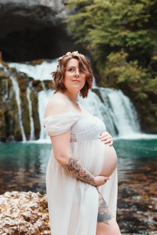 Shooting photo grossesse avec cascade en Franche-Comté