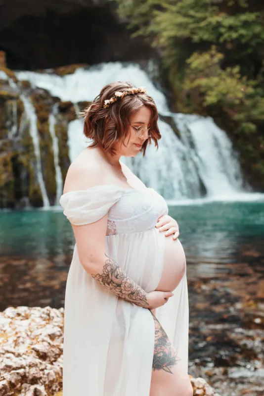 Shooting photo grossesse avec cascade en Franche-Comté