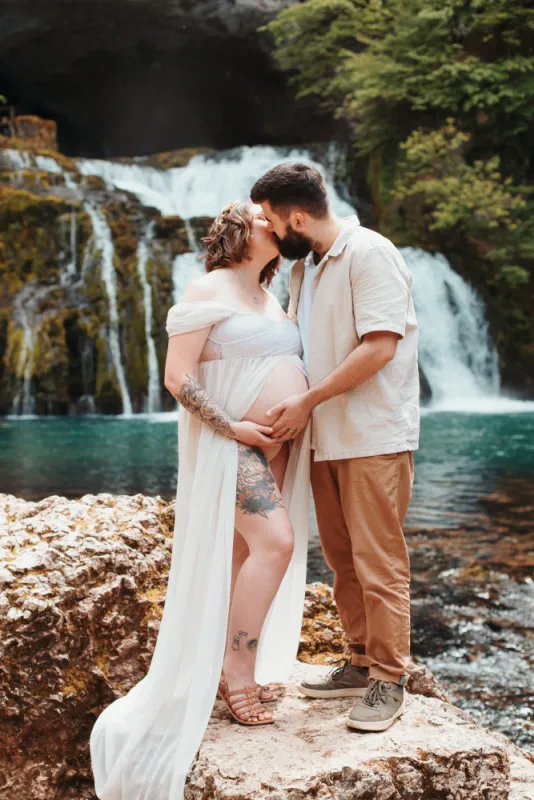 Shooting photo grossesse avec cascade en Franche-Comté