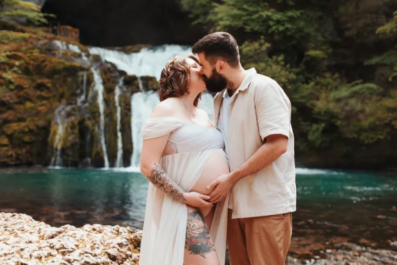 Shooting photo grossesse avec cascade en Franche-Comté