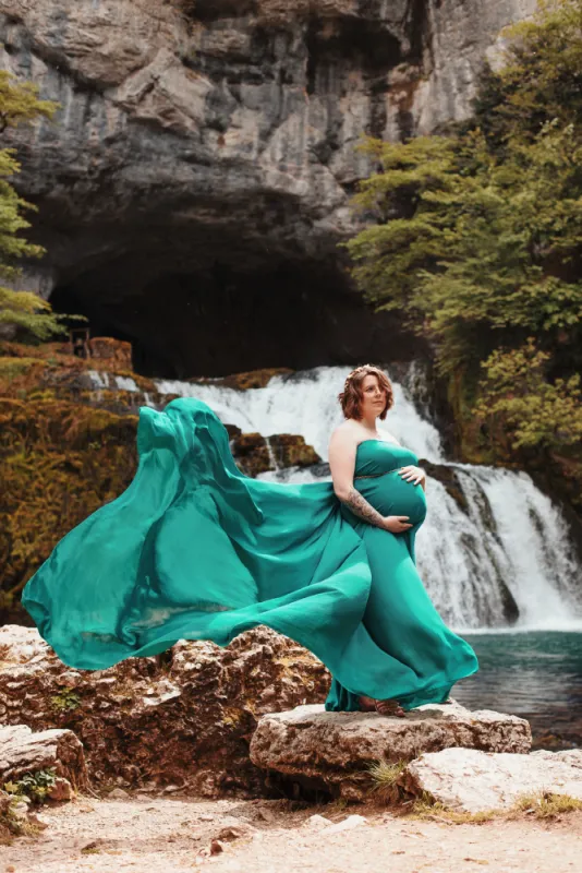 Shooting photo grossesse avec cascade en Franche-Comté