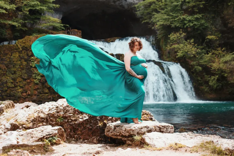 Shooting photo grossesse avec cascade en Franche-Comté