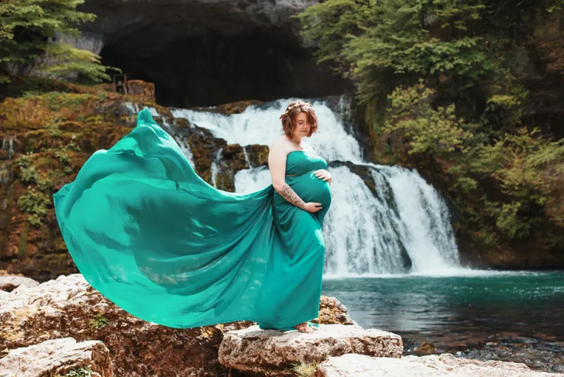 Shooting photo grossesse avec cascade en Franche-Comté