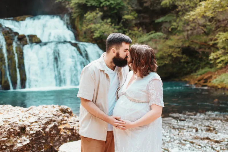 Shooting photo grossesse avec cascade en Franche-Comté