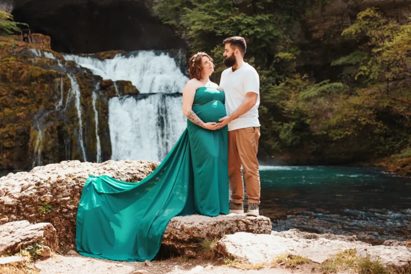 Shooting photo grossesse avec cascade en Franche-Comté