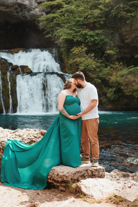 Shooting photo grossesse avec cascade en Franche-Comté