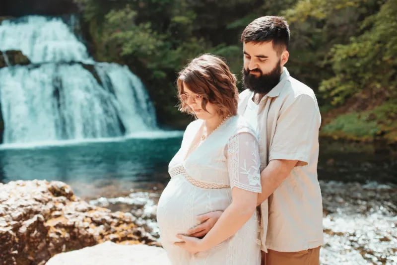 Shooting photo grossesse avec cascade en Franche-Comté
