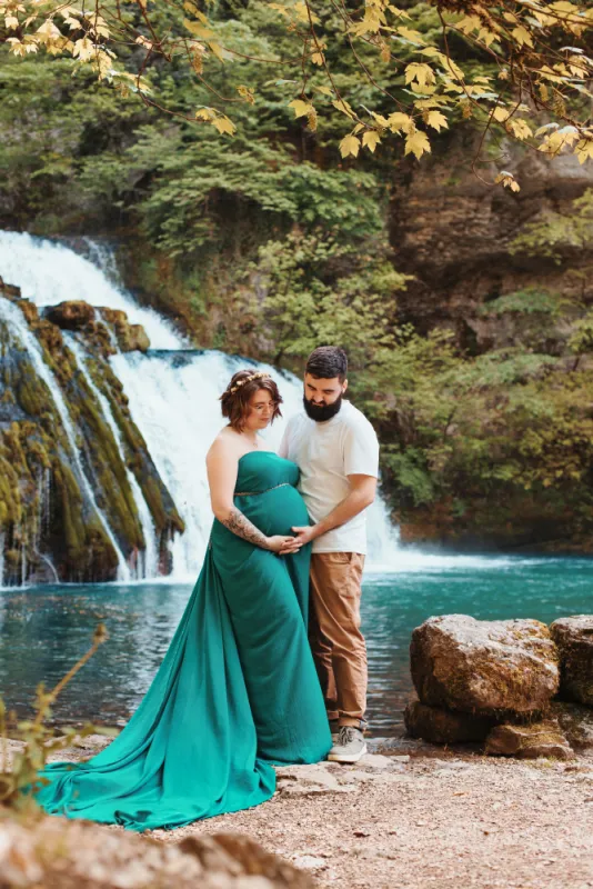 Shooting photo grossesse avec cascade en Franche-Comté