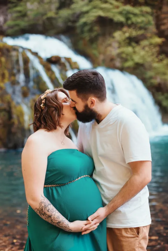 Shooting photo grossesse avec cascade en Franche-Comté
