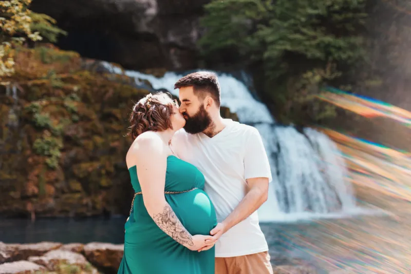 Shooting photo grossesse avec cascade en Franche-Comté