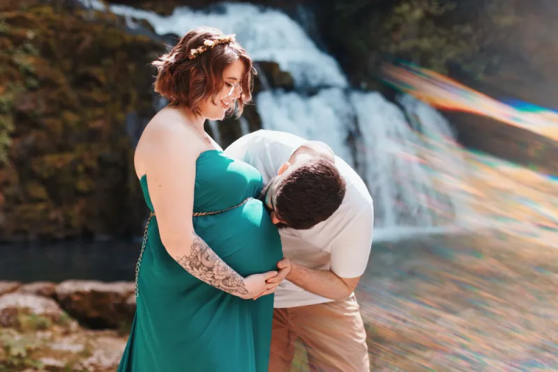 Shooting photo grossesse avec cascade en Franche-Comté