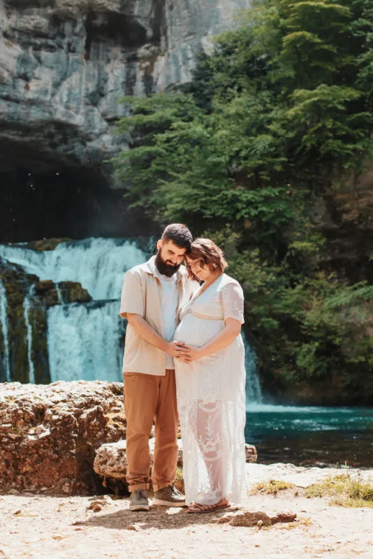 Shooting photo grossesse avec cascade en Franche-Comté