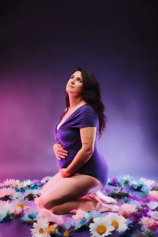 Shooting photo grossesse artistique en studio à Besançon