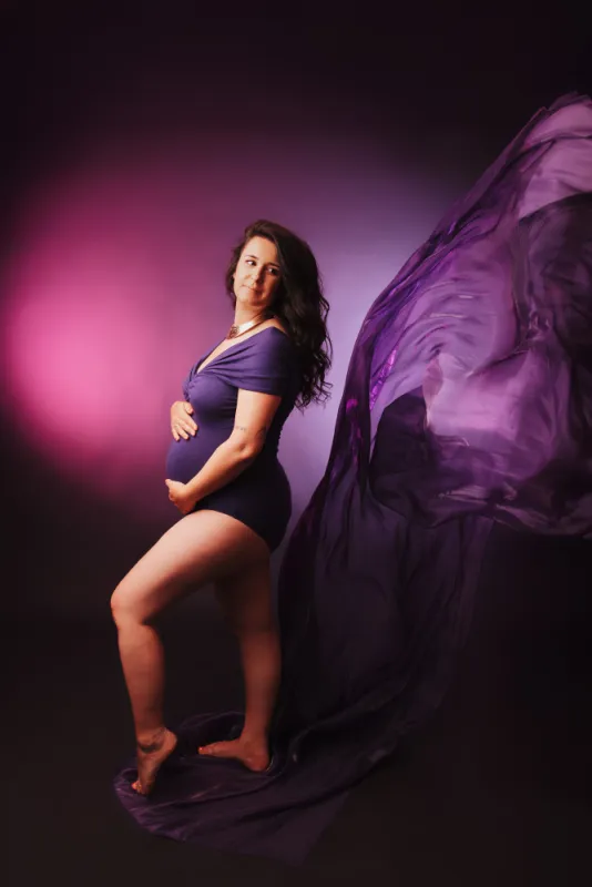 Shooting photo grossesse artistique en studio à Besançon