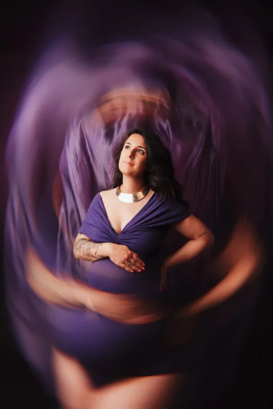 Shooting photo grossesse artistique en studio à Besançon