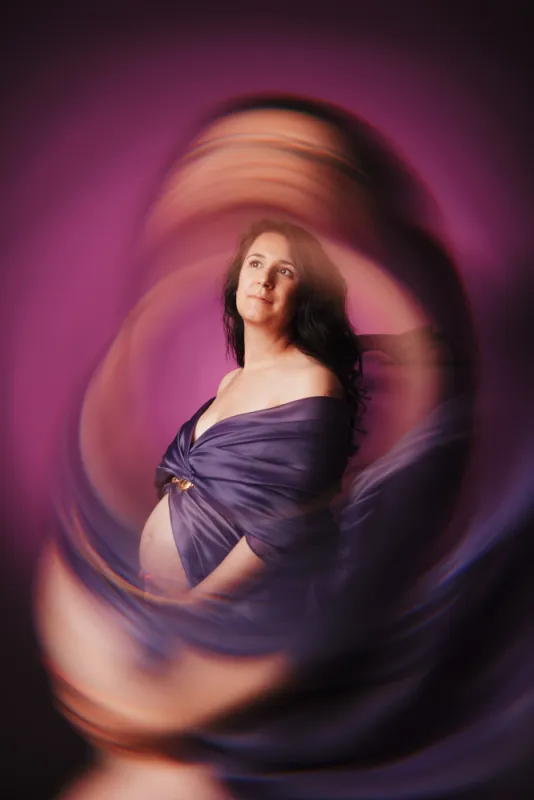 Shooting photo grossesse artistique en studio à Besançon