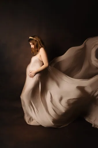 Shooting photo grossesse avec prêt de robes et accessoires en studio à Besançon, Besançon, TAILS PHOTOGRAPHIE