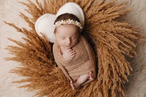 Photographe professionnelle shooting photo nouveau né avec emmaillotage et décor en studio à Besançon, Besançon, TAILS PHOTOGRAPHIE