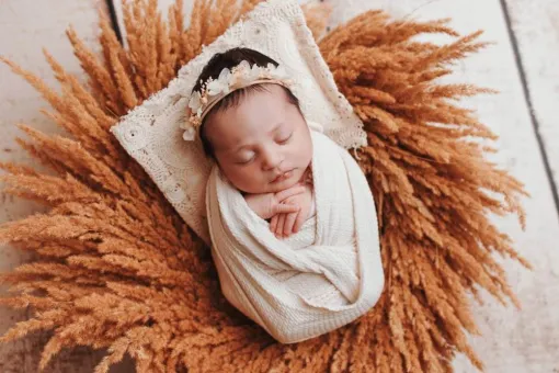 Shooting photo de nouveau-né emmailloté à Besançon, Besançon, TAILS PHOTOGRAPHIE