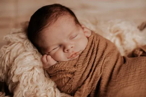 Photographe professionnelle pour shooting photo naissance en famille à Besançon, Besançon, TAILS PHOTOGRAPHIE