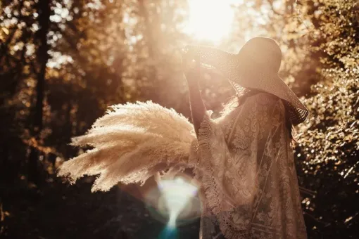 Photographe professionnelle séance grossesse bohème en pleine nature à Besançon, Besançon, TAILS PHOTOGRAPHIE