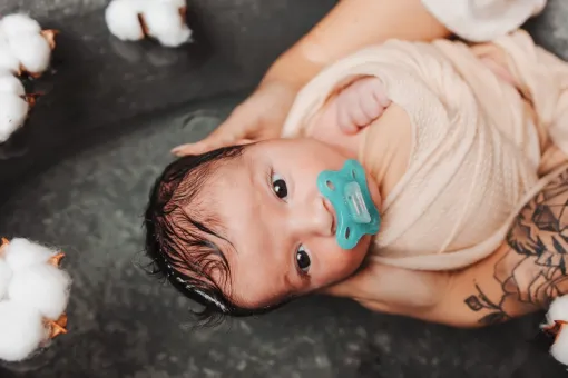 Photographe professionnelle séance photo bain bébé emmailloté à Besançon, Besançon, TAILS PHOTOGRAPHIE