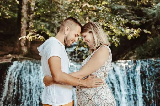 Photographe professionnelle séance photo grossesse en couple à Besançon, Besançon, TAILS PHOTOGRAPHIE