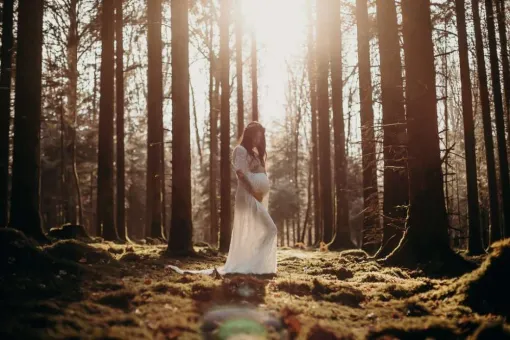 Photographe professionnelle séance photo grossesse en pleine nature à Besançon, Besançon, TAILS PHOTOGRAPHIE