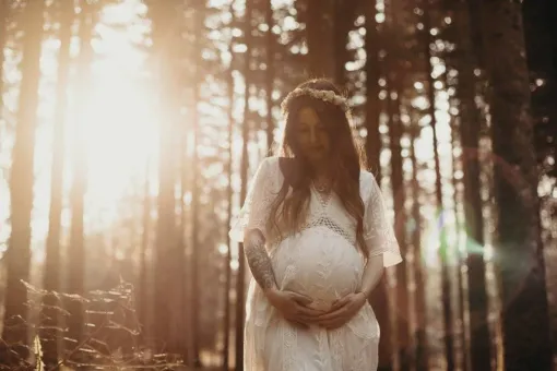 Photographe professionnelle séance photo grossesse en pleine nature à Besançon, Besançon, TAILS PHOTOGRAPHIE