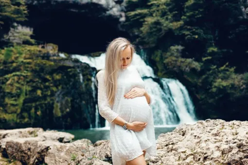 Photographe professionnelle séance photo grossesse en pleine nature à la Source du Lison près de Besançon, Besançon, TAILS PHOTOGRAPHIE
