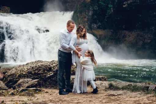 Photographe professionnelle séance photo grossesse en pleine nature en Franche-Comté, Besançon, TAILS PHOTOGRAPHIE