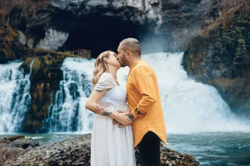 Photographe professionnelle séance photo grossesse en pleine nature en Franche Comté, Besançon, TAILS PHOTOGRAPHIE